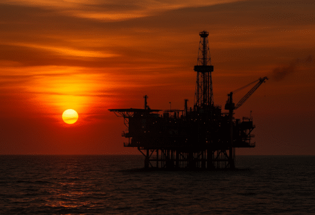 Plataforma petrolera en alta mar al atardecer en Campeche, símbolo de la Enfermedad Holandesa y la dependencia económica del petróleo en México. Imagen para ensayo de Pepe Berzunza sobre desarrollo económico y diversificación productiva.