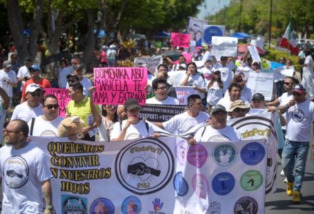 Publicación de Todo por Ti, movimiento de defensa de la infancia en Mérida, Yucatán. Mensaje dedicado a madres, padres, abuelas y abuelos que sufren desvinculación forzada y procesos legales injustos. Se transmite esperanza, acompañamiento y lucha por el derecho a convivir con hijos y nietos. Texto con tono inspirador, acompañado de hashtags #TodoPorTi #DefensoresDeLaInfancia #JusticiaFamiliar.