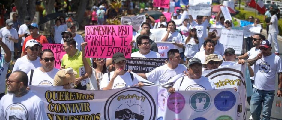 Publicación de Todo por Ti, movimiento de defensa de la infancia en Mérida, Yucatán. Mensaje dedicado a madres, padres, abuelas y abuelos que sufren desvinculación forzada y procesos legales injustos. Se transmite esperanza, acompañamiento y lucha por el derecho a convivir con hijos y nietos. Texto con tono inspirador, acompañado de hashtags #TodoPorTi #DefensoresDeLaInfancia #JusticiaFamiliar.