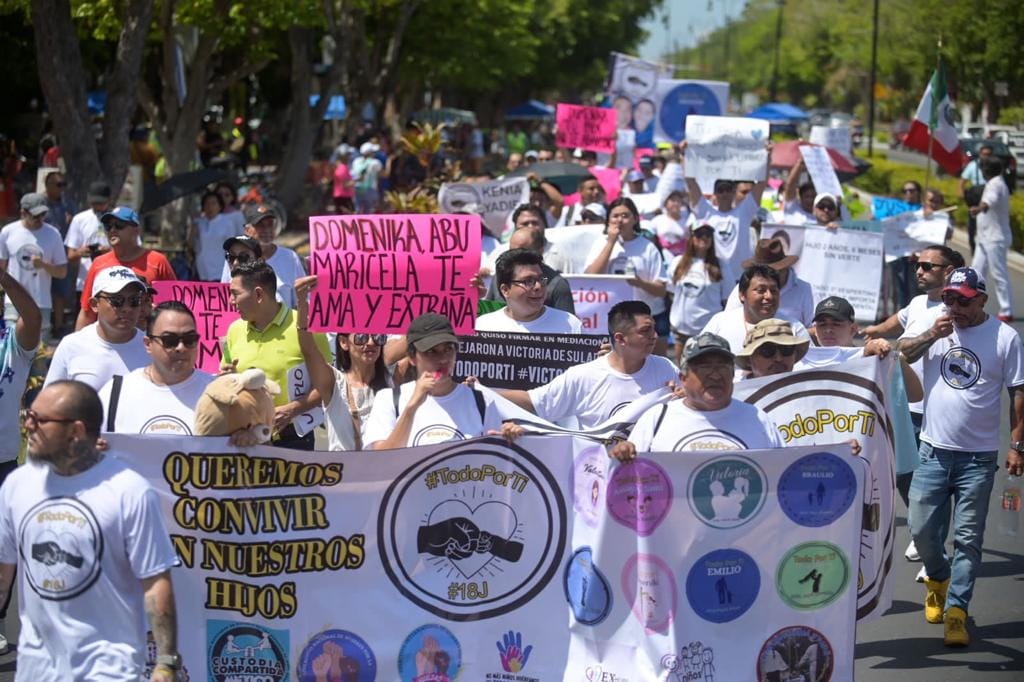Publicación de Todo por Ti, movimiento de defensa de la infancia en Mérida, Yucatán. Mensaje dedicado a madres, padres, abuelas y abuelos que sufren desvinculación forzada y procesos legales injustos. Se transmite esperanza, acompañamiento y lucha por el derecho a convivir con hijos y nietos. Texto con tono inspirador, acompañado de hashtags #TodoPorTi #DefensoresDeLaInfancia #JusticiaFamiliar.