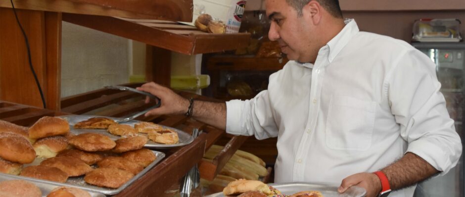 La próxima vez que pases por el barrio de Santa Ana, regálate la experiencia de entrar a Panadería Manolo. Te aseguro que en cada bocado encontrarás el verdadero sabor de Campeche y el espíritu de nuestra Economía de Barrio.