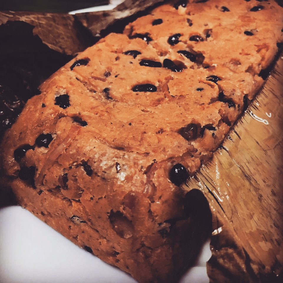 Merienda campechana recién horneada envuelta en hoja de plátano sobre mesa de madera tradicional campechana, receta recomendada por Pepe Berzunza