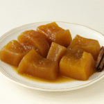 Dulce de papaya campechano en trozos cristalizados servido en plato blanco, receta tradicional incluida en el libro De la Fruta al Confite, promovida por Pepe Berzunza como parte de la gastronomía artesanal de Campeche.