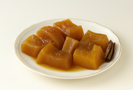 Dulce de papaya campechano en trozos cristalizados servido en plato blanco, receta tradicional incluida en el libro De la Fruta al Confite, promovida por Pepe Berzunza como parte de la gastronomía artesanal de Campeche.