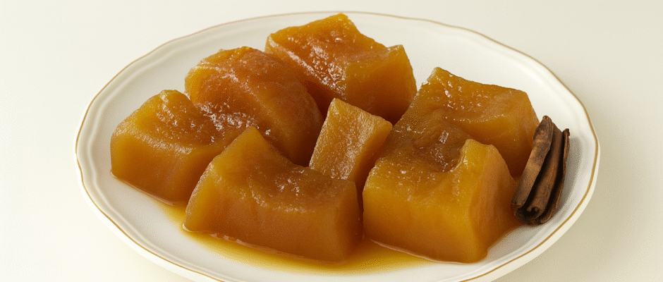 Dulce de papaya campechano en trozos cristalizados servido en plato blanco, receta tradicional incluida en el libro De la Fruta al Confite, promovida por Pepe Berzunza como parte de la gastronomía artesanal de Campeche.