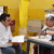 Comerciante local en Campeche atendiendo su negocio durante tiempos de crisis económica, mostrando resiliencia y estrategias de adaptación frente a la inflación.