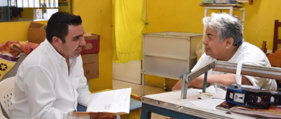 Comerciante local en Campeche atendiendo su negocio durante tiempos de crisis económica, mostrando resiliencia y estrategias de adaptación frente a la inflación.