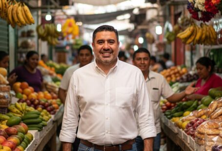 Pepe Berzunza recorriendo los barrios tradicionales de Campeche, conversando con comerciantes locales y productores del mercado de Santa Ana, promoviendo la economía de barrio y el consumo local.