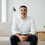 Pepe Berzunza reflexionando sobre el valor de la transparencia pública, en una oficina escandinava minimalista con luz natural, simbolizando honestidad, liderazgo y rendición de cuentas en la gestión pública.