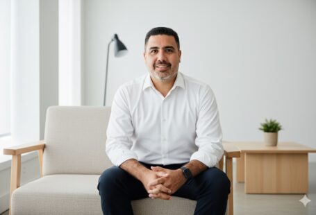 Pepe Berzunza reflexionando sobre el valor de la transparencia pública, en una oficina escandinava minimalista con luz natural, simbolizando honestidad, liderazgo y rendición de cuentas en la gestión pública.