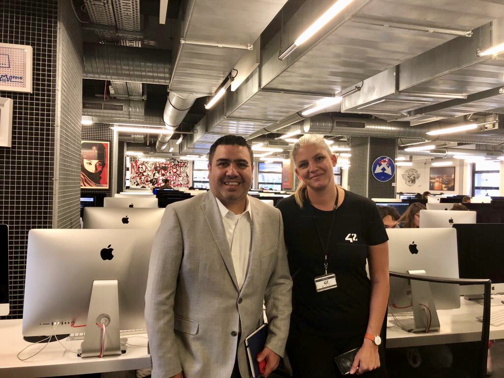 Imagen ilustrativa sobre educación disruptiva que acompaña el artículo de José Domingo Berzunza Espínola acerca de École 42, un modelo innovador de formación sin profesores, basado en proyectos y diseñado para los trabajos del futuro.