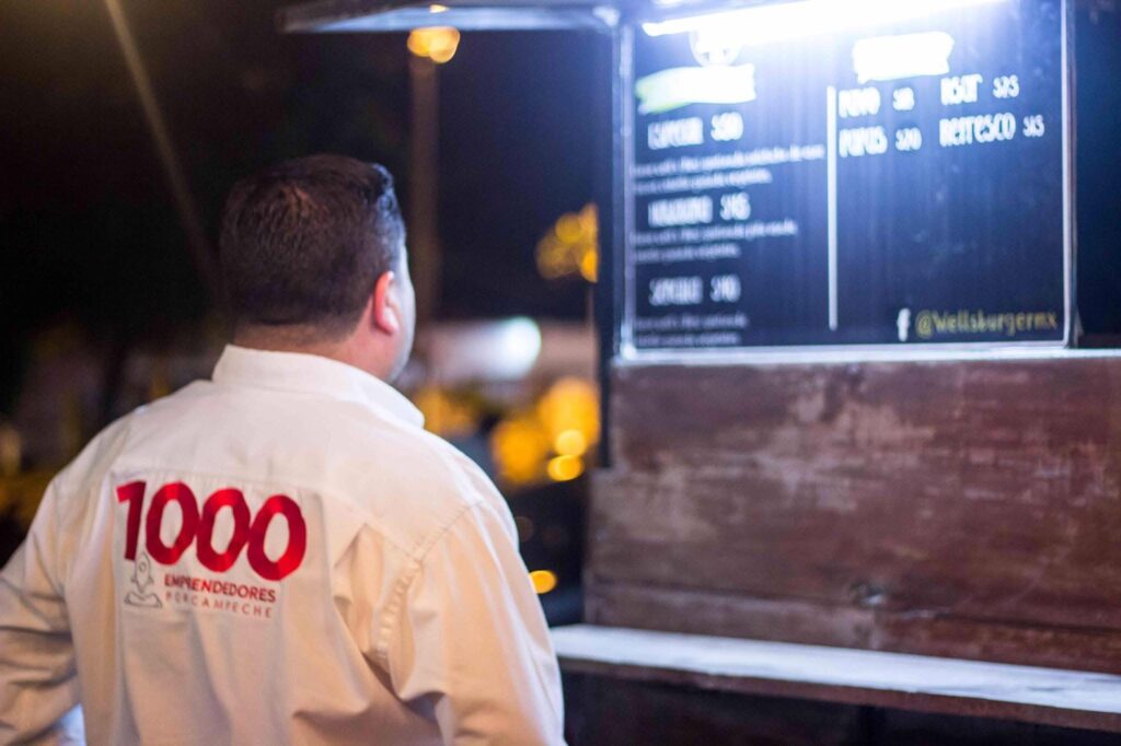 Pepe Berzunza junto a un grupo de emprendedores locales en un mercado de Campeche, representando el movimiento 1000 Emprendedores por Campeche y el valor del emprendimiento de barrio