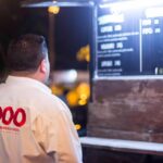 Pepe Berzunza junto a un grupo de emprendedores locales en un mercado de Campeche, representando el movimiento 1000 Emprendedores por Campeche y el valor del emprendimiento de barrio