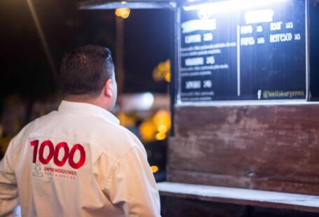Pepe Berzunza junto a un grupo de emprendedores locales en un mercado de Campeche, representando el movimiento 1000 Emprendedores por Campeche y el valor del emprendimiento de barrio