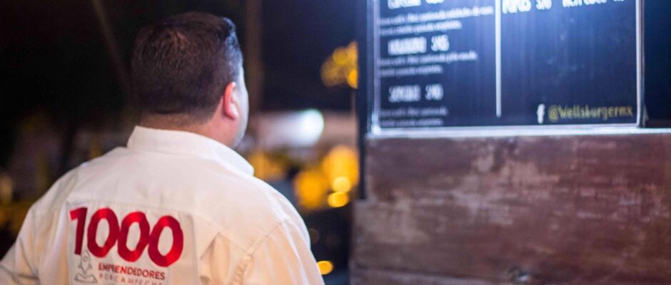 Pepe Berzunza junto a un grupo de emprendedores locales en un mercado de Campeche, representando el movimiento 1000 Emprendedores por Campeche y el valor del emprendimiento de barrio