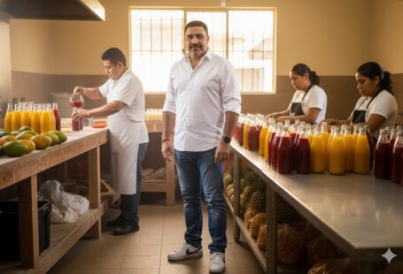 Personas trabajando en un pequeño taller de Campeche, representando la fuerza de las microindustrias y la economía de barrio, concepto promovido por Pepe Berzunza.