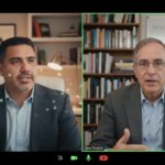 Pepe Berzunza conversando con el profesor Dani Rodrik en un entorno académico de la Harvard Kennedy School, analizando las ideas sobre desarrollo económico, complejidad productiva y fortalecimiento institucional que caracterizan la obra de Rodrik.