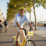 Pepe Berzunza visitando el sistema de movilidad Yélo en La Rochelle, observando la infraestructura multimodal de transporte público, bicicletas y logística urbana sostenible, en un entorno europeo moderno y eficiente.
