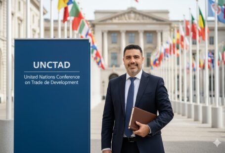 “Pepe Berzunza durante su visita a la sede de la UNCTAD en Ginebra, Suiza, frente a las banderas de Naciones Unidas, en una misión de cooperación internacional sobre políticas de emprendimiento.”