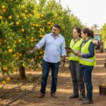 Pepe Berzunza visitando un moshav en Israel durante la misión comercial Campeche–Israel 2015, observando parcelas de cítricos, sistemas de riego por goteo y tecnología agrícola cooperativa.”
