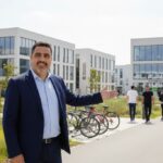 “Pepe Berzunza durante su visita oficial al Tecnópolo de La Rochelle en 2019, en el marco de la cooperación México–Francia.”