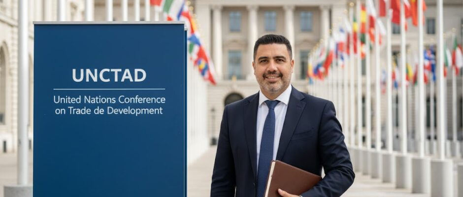 “Pepe Berzunza durante su visita a la sede de la UNCTAD en Ginebra, Suiza, frente a las banderas de Naciones Unidas, en una misión de cooperación internacional sobre políticas de emprendimiento.”