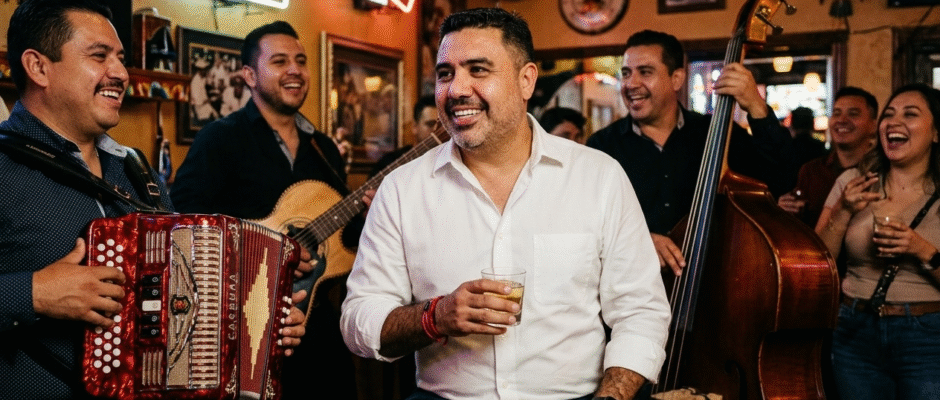 Pepe Berzunza con grupo de corrido norteño en cantina mexicana.